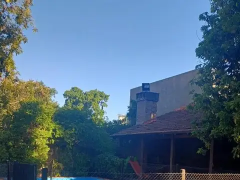 Casa en Alquiler con 2 cocheras