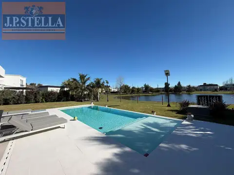 Excelente Casa 6 amb. 647 m² Edificados s/ Lote 1.395 m² en Terravista