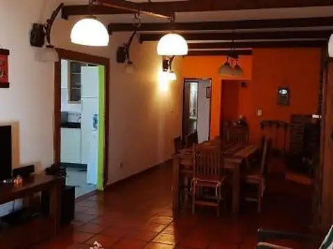 Casa 4 ambientes con 2 baños