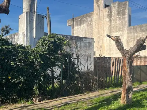Casa a refaccionar, lote esquina, gas nat.y electr