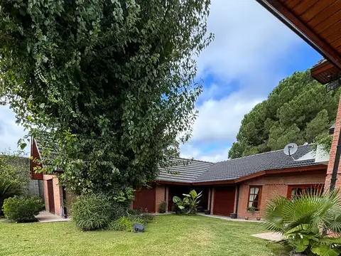 Casa en Venta con 3 cocheras