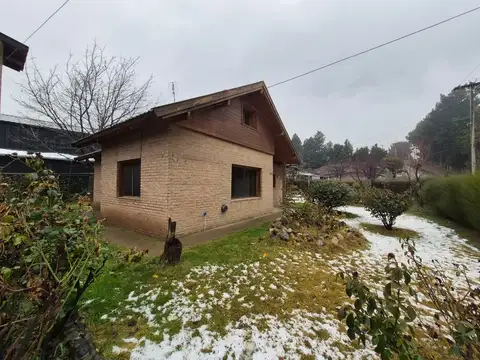 Cómoda casa seis ambientes, en dos plantas, con entrada pasante de auto, quincho y jardín.