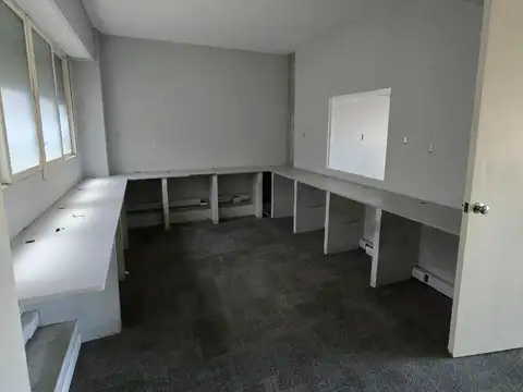 Oficina con divisiones, SIN EXPENSAS, 2 baños, vigilancia
