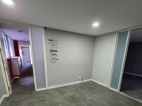 Oficina 6 ambientes con 2 baños