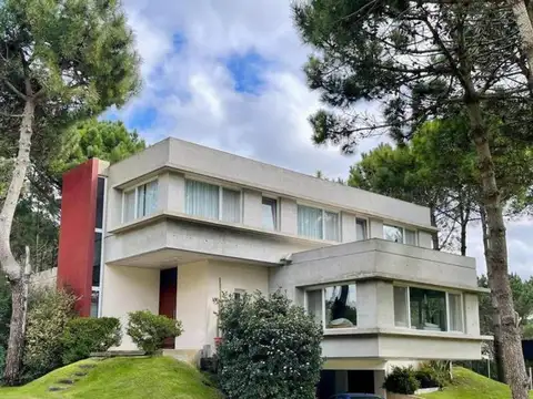 Casa en venta - 6 Dormitorios 5 Baños - Cochera - 1756Mts2 - Pinamar