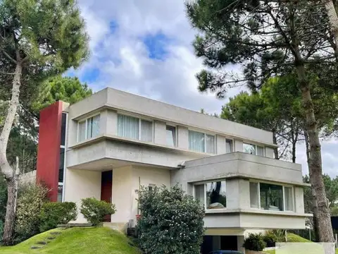 Casa en venta - 6 Dormitorios 5 Baños - Cochera - 1756Mts2 - Pinamar