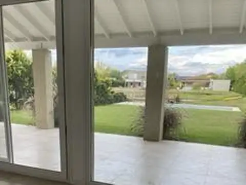 Casa al Lago en Venta con Renta de 3 Dorm y Pileta en San Marco, Villanueva, Tigre