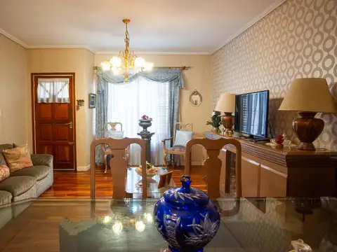 Venta de Tríplex 4 ambientes con cochera doble y playroom en Haedo Norte.