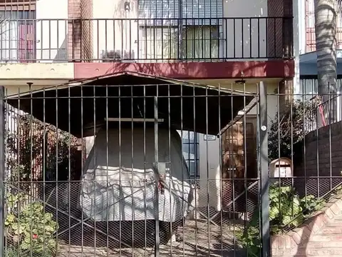 AMPLIO DUPLEX DE TRES AMBIENTES SOBRE ZONA COMERCIAL