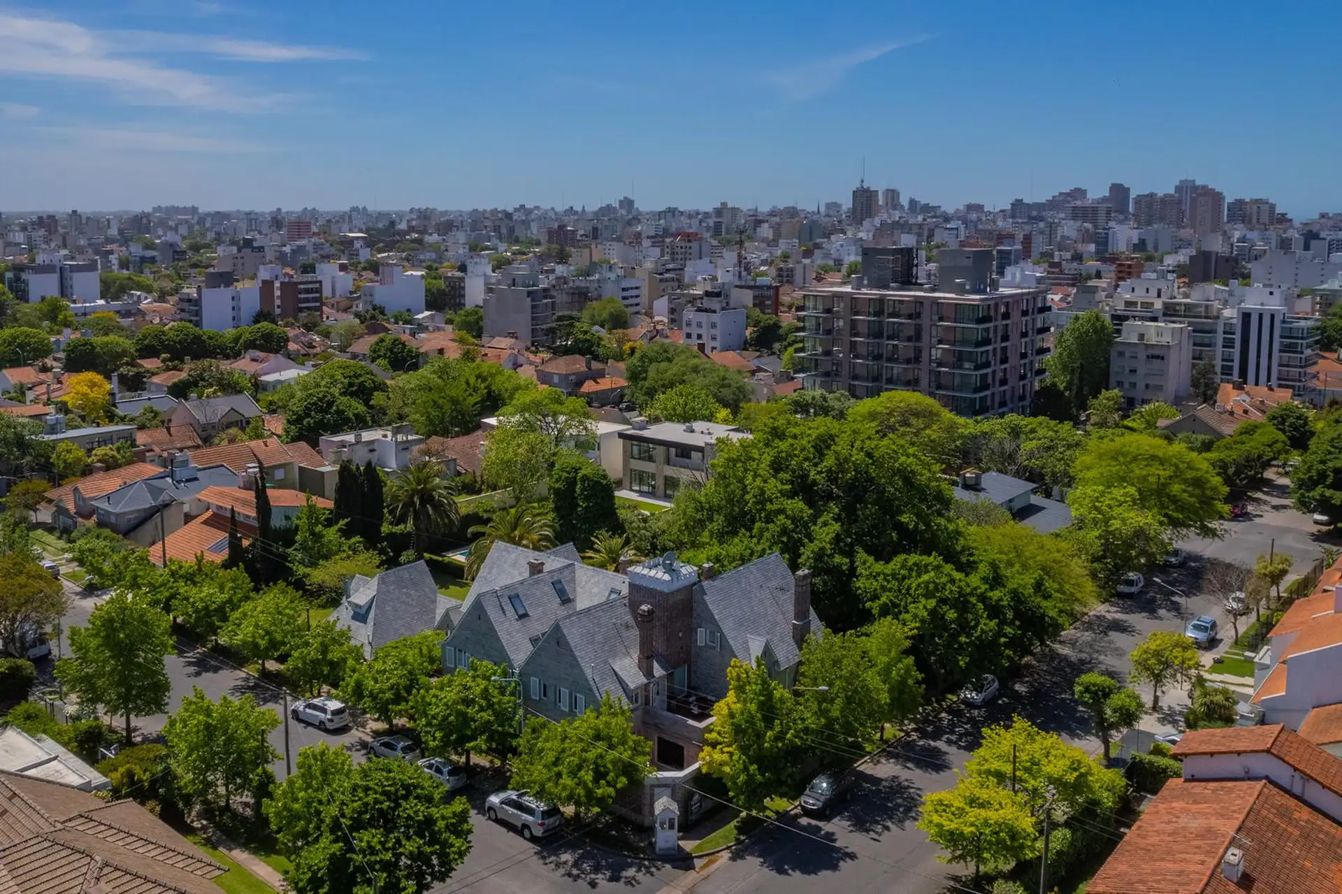 Importante residencia de categoría en esquina del barrio Los Troncos. TOUR VIRTUAL