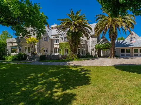 Importante residencia de categoría en esquina del barrio Los Troncos. TOUR VIRTUAL