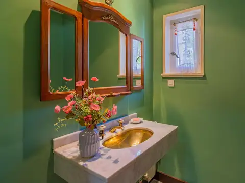 Importante residencia de categoría en esquina del barrio Los Troncos. TOUR VIRTUAL