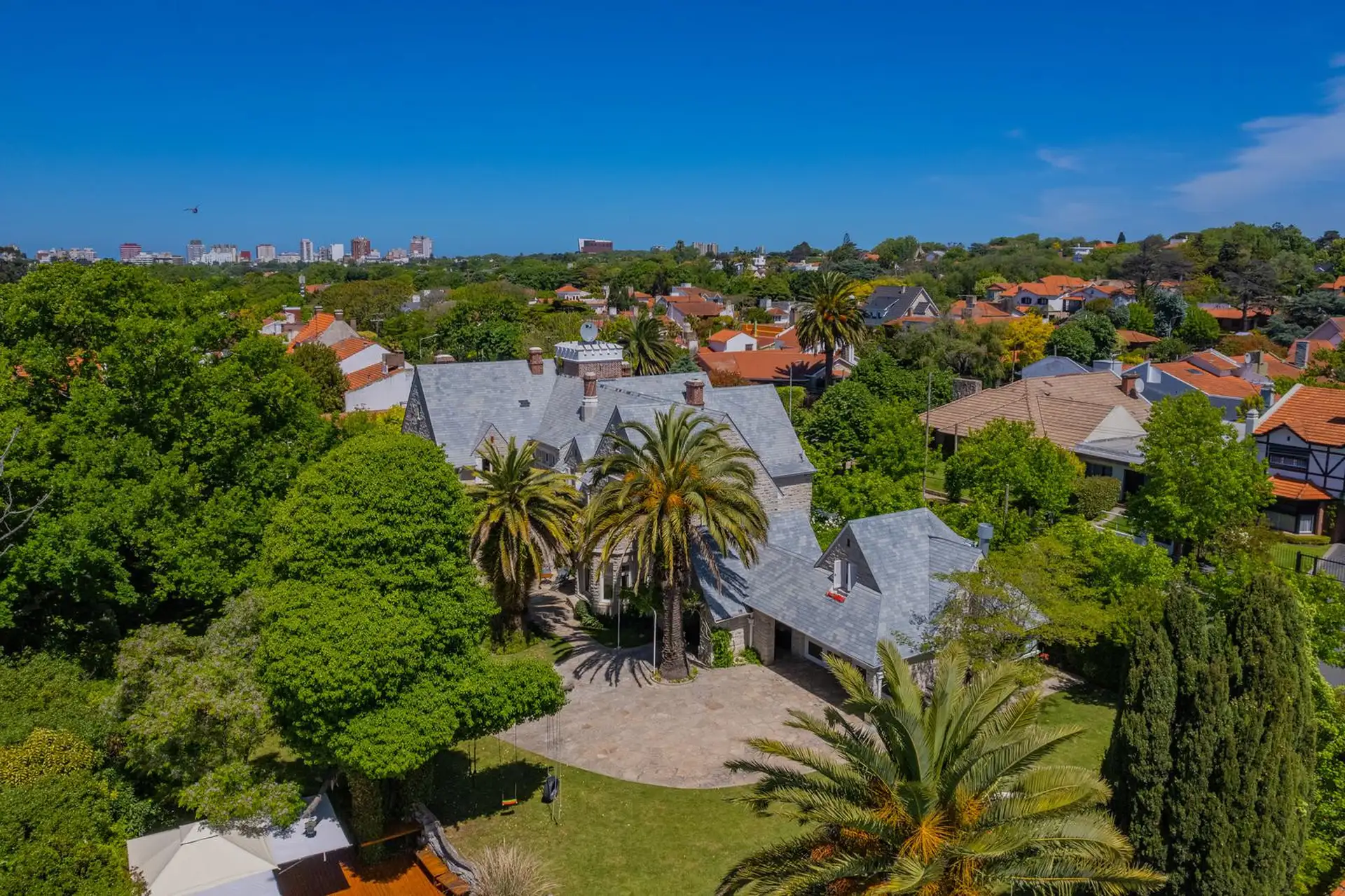 Importante residencia de categoría en esquina del barrio Los Troncos. TOUR VIRTUAL