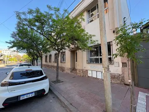 Montevideo 715, muy bueno c/ patio bajas expensas