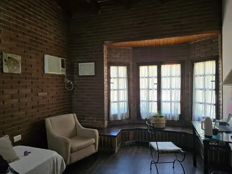 Se vende casa céntrica frente a plaza 25 de Mayo