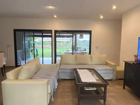 Casa 4 ambientes con 3 baños