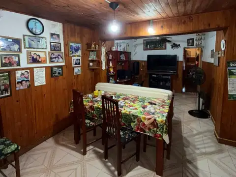 Casa 8 ambientes con 2 baños