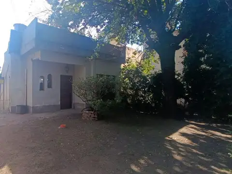 Venta de Casa Americana 2 Ambientes con Amplio Parque en Ituzaingó Norte