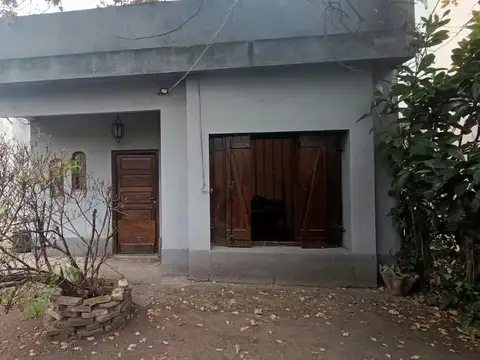 Venta de Casa Americana 2 Ambientes con Amplio Parque en Ituzaingó Norte