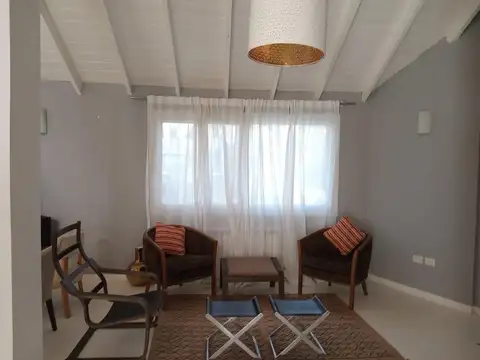 Casa en Alquiler con 2 cocheras