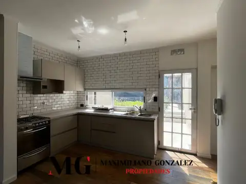 Casa 4 ambientes con 2 baños