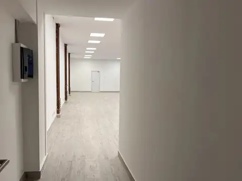 ALQUILER – OFICINA COMERCIAL RECIEN PINTADA – EXCELENTE UBICACIÓN