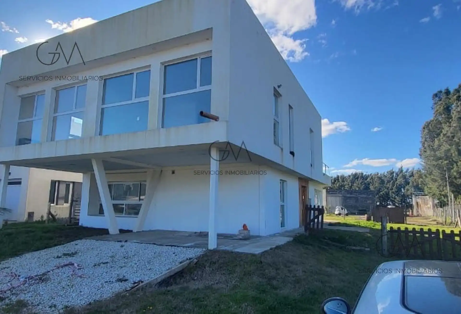 Moderna casa a estrenar en Tierras del Mar.