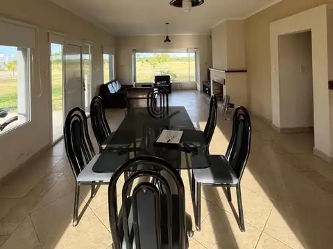 Casa 4 ambientes con 3 baños