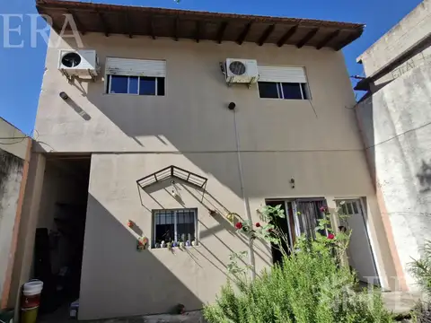 Venta casa multifamiliar con cochera en Villa Dominico