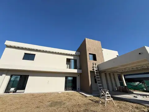 Casa en Venta con 4 cocheras