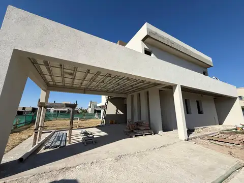 Casa en venta de 5 dormitorios con piscina
