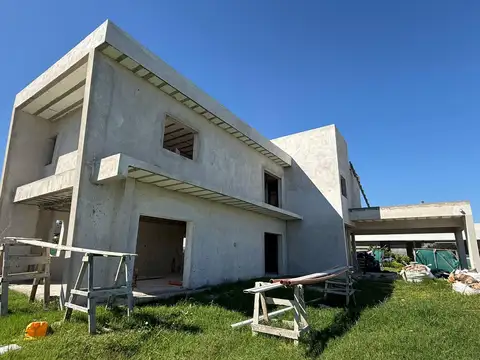 Casa 6 ambientes con 2 baños