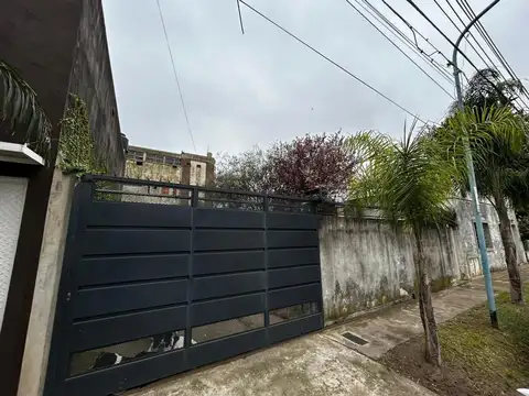 MUNRO 2 TERRENOS DE 10X30, MTRS LIBRES, GALPÓN Y VIVIENDAS!