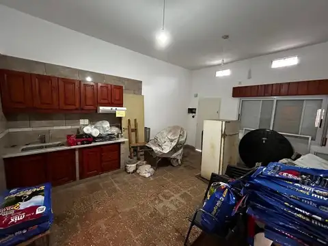 MUNRO 2 TERRENOS DE 10X30, MTRS LIBRES, GALPÓN Y VIVIENDAS!