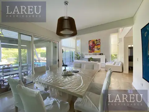 Casa 6 ambientes con 4 baños