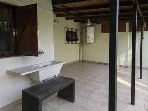 Casa 4 ambientes con 2 baños