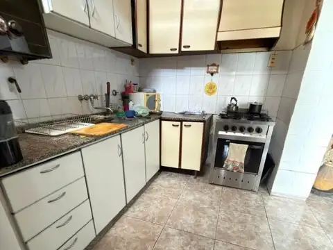 Patricios 600, casa 3 dormitorios, mas local comercial.
