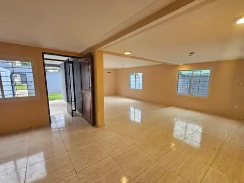 Casa en Alquiler con 2 cocheras