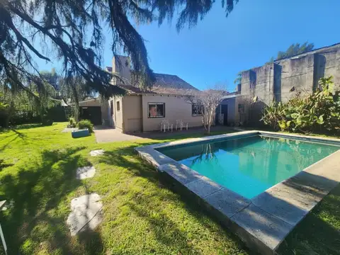 Sussini 955. Chalet al frente 3 dorm. a refaccionar (100 m2). Casa al fondo (80 m2). Lote 800 m2
