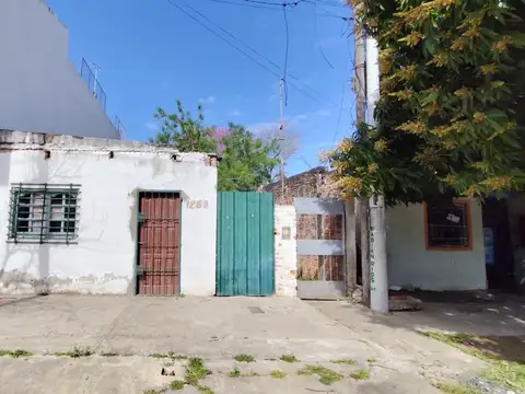 Venta de terreno con construcción sobre avenida.-