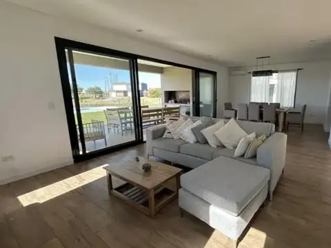 Casa a la laguna en cantón Norte