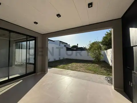 Casa en venta de tres dormitorios en Gonnet