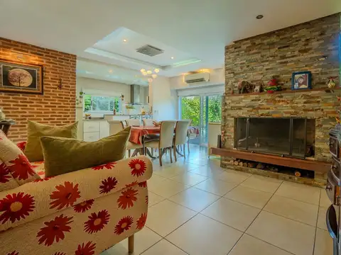CASA EN VENTA GONNET 3 DORMITORIOS APTA BANCO