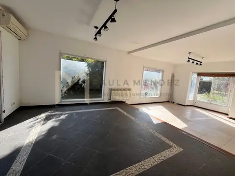 Casa 6 ambientes con 2 baños