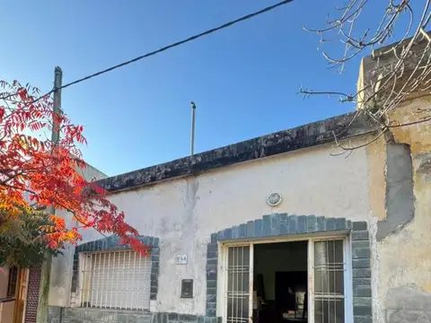 Casa para Reciclar en Calle 45 (24 y 26) !RETASADA!