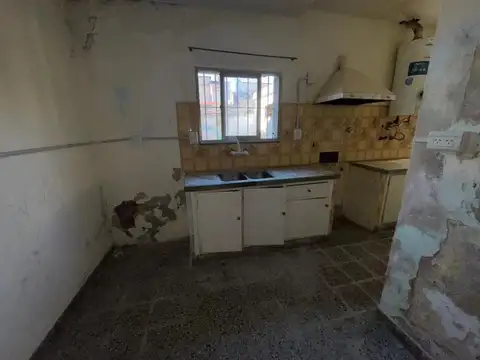 Casa para Reciclar en Calle 45 (24 y 26) !RETASADA!