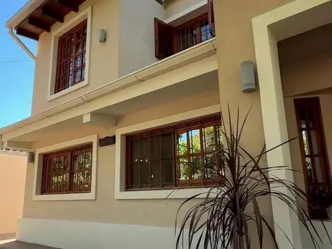 Casa 8 ambientes con 3 baños