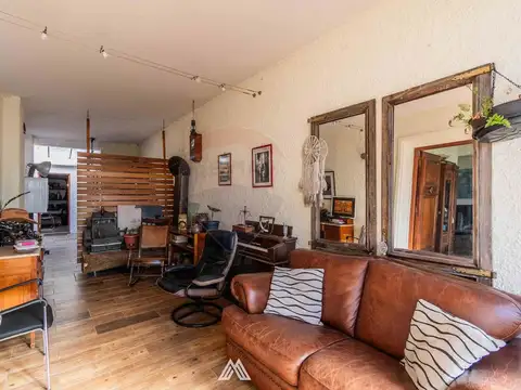 Casa 8 ambientes con 2 baños