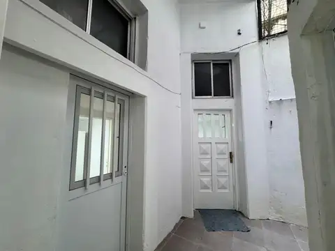VENTA - CASA DE PASILLO RECICLADO - 3 DORMITORIOS Y PATIO - CENTRO
