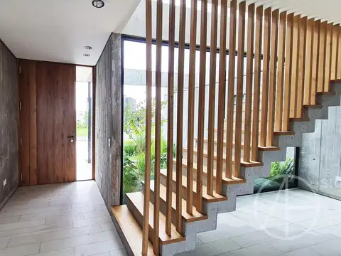 Casa en Alquiler con 2 cocheras